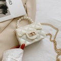 Mini borsa trapuntata bianca in gelatina con manico di perle e catena d'oro - Bianco