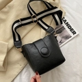 Borsa a secchiello nera vintage con goffratura a cuore e tracolla in tela a righe - Nero