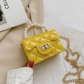 Mini borsa jelly gialla con manico di perle e trama trapuntata su sfondo alla moda - Giallo