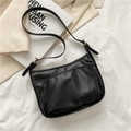 Bolso baguette negro minimalista con correa ajustable y detalles de hebilla dorada - Negro