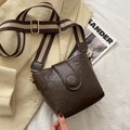 Secchiello marrone caffè goffrato con ampia tracolla a righe e motivi floreali vintage - Marrone Scuro