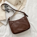 Bolso bandolera de media luna marrón minimalista en cuero sintético con hebilla dorada - Marrón Oscuro