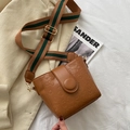 Borsa a secchiello vintage caramello con motivi a rilievo e ampia tracolla a righe - Cuoio