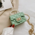 Mini borsa trapuntata verde menta con manico di perle e tracolla a catena dorata - Verde
