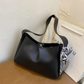 Borsa a mano elegante in pelle nera opaca con design a pieghe e foulard a zebra - Nero