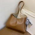 Borsa a spalla marrone caramello con foulard zebrato per elegante pendolare quotidiano - Marrone