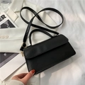 Klassische schwarze rechteckige Handtasche mit goldenen Beschlägen und verstellbarem Riemen - Schwarz