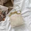 Borsa a tracolla intrecciata beige con ricamo a margherita e catena d'oro decorativa - Bianco