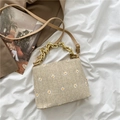 Borsa a tracolla beige intrecciata con ricamo a margherite e dettaglio catena dorata - Cachi