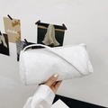Borsa a spalla cilindrica bianca alla moda con trama floreale a rilievo da donna - Bianco