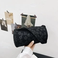 Borsa a cilindro nera chic con motivo floreale jacquard e tracolla minimalista - Nero