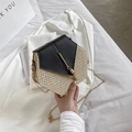 Geflochtene PU-Umhängetasche in Schwarz und Beige mit Goldkette und Quastenanhänger - Schwarz