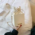 Cremeweiße Beuteltasche mit Wellenstruktur und goldener Kette für Damen - Weiß