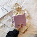Kleine lavendelfarbene Beuteltasche mit goldener Kette und gewellter Textur für Damen - Lila
