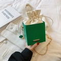 Trendige grüne Eimertasche mit Wellenstruktur, beigem Kordelzug und goldener Kette - Grün