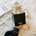 Modische schwarze Korb-Boxtasche mit Wellentextur und cremefarbenem Kordelzug-Innenbeutel - Schwarz