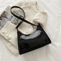 Bolso baguette negro con patrón de cocodrilo y elegante hebilla de metal dorado - Negro