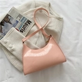 Bolso de hombro rosa con grabado de cocodrilo y cremallera dorada sobre tweed blanco - Rosa