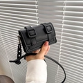 Schwarze Mini-Umhängetasche aus PU-Leder mit Kettenelement und Doppelschnalle - Schwarz