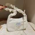 Borsa a mezzaluna in nylon bianco con manico arricciato e toppa a balena carina - Borsa Arricciata con Toppa Cuore Balena / Bianco