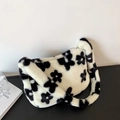 Borsa a spalla in morbida ecopelliccia con motivo floreale bianco e nero - Bianco Con Fiori Neri