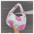 Detalle de cerca del bolso hobo de felpa con estampado de vaca rosa y textura suave - Talla única / Rosa