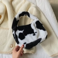 Furry Handtasche mit Kuhmuster aus Plüsch für Damen, elegante Winter Schultertasche - Schwarz Weiß Kuh Muster / Schwarz