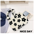 Détail d'un sac bandoulière en fausse fourrure à fleurs noir et blanc et bandoulière - Blanc