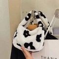 Borsa a spalla in peluche floreale bianca e nera in finta pelliccia per l'inverno - Bianco