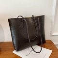 Donkerbruine tote bag met krokodillenpatroon en lange riemen op houten tafel - Bruin