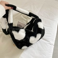 Borsa hobo sottobraccio in finta pelliccia con stampa mucca bianca e nera e peluche - Nero