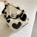 Borsa baguette di peluche con motivo a cuore bianco e nero e consistenza in finta pelliccia - Beige