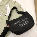 Borsa a tracolla chic in tela nera con stampa di lettere bianche in un set casual - Nero