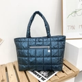 Borsa tote trapuntata blu scuro con finitura metallica lucida e cerniera esterna - Blu