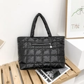 Borsa tote trapuntata nera in cotone spaziale con finitura lucida e manici imbottiti - Nero