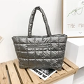 Borsa tote imbottita grigio metallizzato con zip frontale e doppi manici invernali - Argento