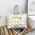 Borsa tote imbottita color champagne metallizzato con finitura trapuntata e zip - Beige