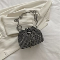 Elegante borsa a secchiello nera con strass argento, catena e dettagli in perle - Stile 1 Senza Perle
