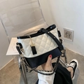Bolso hobo bicolor blanco y negro para mujer con acolchado y correa de cadena - Grande / Blanco
