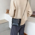 Bolso bandolera negro acolchado clásico con cadena y patrón de rombos bordados - Pequeño / Negro