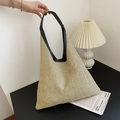 Beige gewebte Stroh-Tragetasche mit schwarzen Ledergriffen in stilvollem Minimal-Design - Khaki