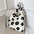 Minimalistische witte pluche draagtas met zwarte bloemmotieven en zacht imitatiebont - Grote Maat