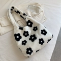 Minimalistische witte pluchen handtas met grote zwarte bloemen en zachte textuur van bont - Kleine Maat