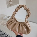Minimalistische beige geraffte Cloud-Umhängetasche aus weichem Kunstleder für Damen - Khaki