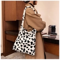 Grande borsa tote in peluche da donna con motivo muccato nero e bianco alla moda - Stampa Mucca