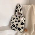 Borsa tote invernale in peluche con motivo floreale nero e ciondolo a cuore bianco - Motivo Floreale (146397) / Nero