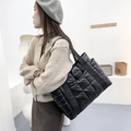 Elegante bolso tote acolchado negro con acabado brillante y correas anchas para invierno - Negro