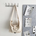 Borsa a tracolla minimalista in tela color crema con tracolla regolabile e bottone - Bianco