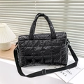 Bolso acolchado negro de plumas con textura puffer y correa ajustable para el invierno - Negro