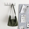Grande borsa hobo in tela verde militare con tracolla regolabile e chiusura a scatto - Verde